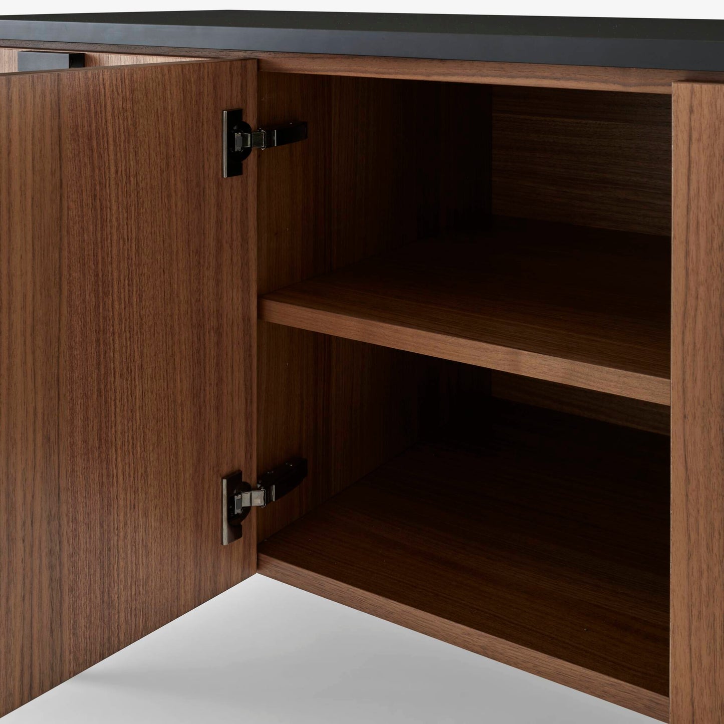 שידת TANIS מעץ אגוז עם משטח למינט Fenix, מבית Ligne Roset – תמונה 5