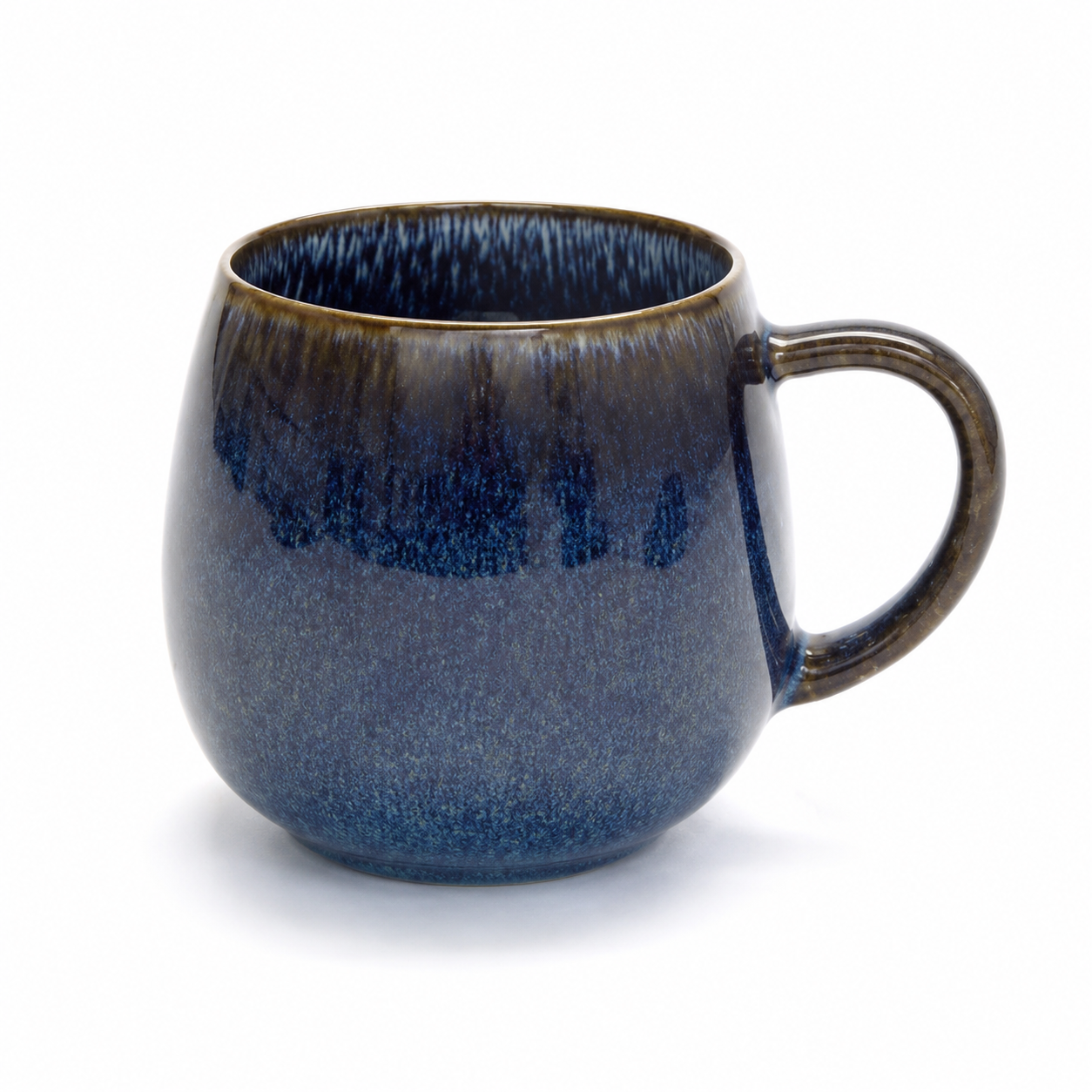 ספל חבית מקרמיקת Stone Ware בזיגוג ריאקטיבי כחול עם שפה חומה וידית מעוגלת, 480 מ״ל