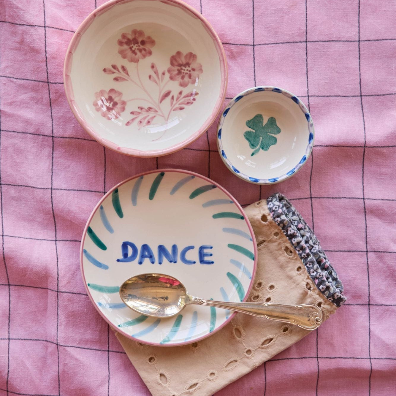צלחת קינוח קרמיקה DANCE בסידור שולחן