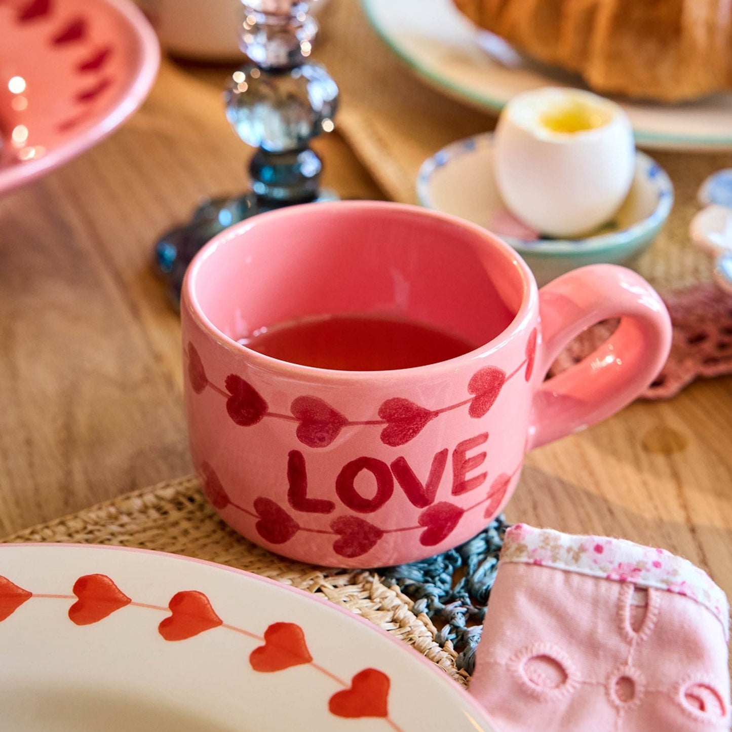 ספל קפוצ׳ינו קרמיקה LOVE בסידור שולחן