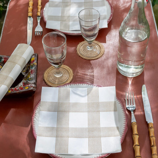 מפיות Rustic Ficelle מבית Françoise Paviot במשבצות בז' בעריכת שולחן