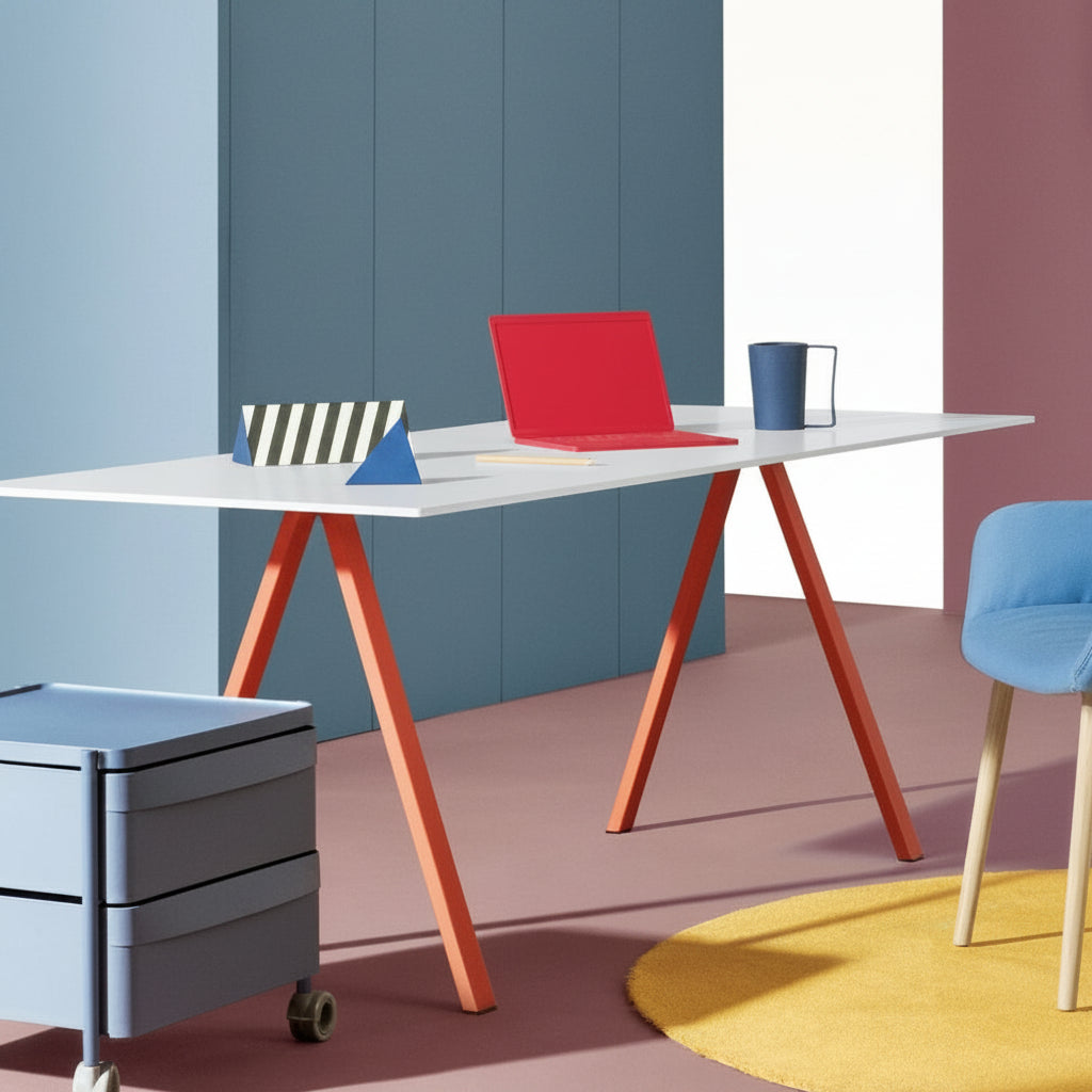 פינת עבודה ביתית עם שולחן כתיבה ARKI-DESK לבן ורגליים כתומות, כורסא כחולה ושטיח עגול צהוב