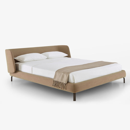 מיטת DESDEMONE מבית Ligne Roset עם ראש מיטה מרופד נמוך