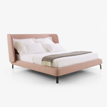 מיטת DESDEMONE מבית Ligne Roset עם ראש מיטה מרופד גבוה