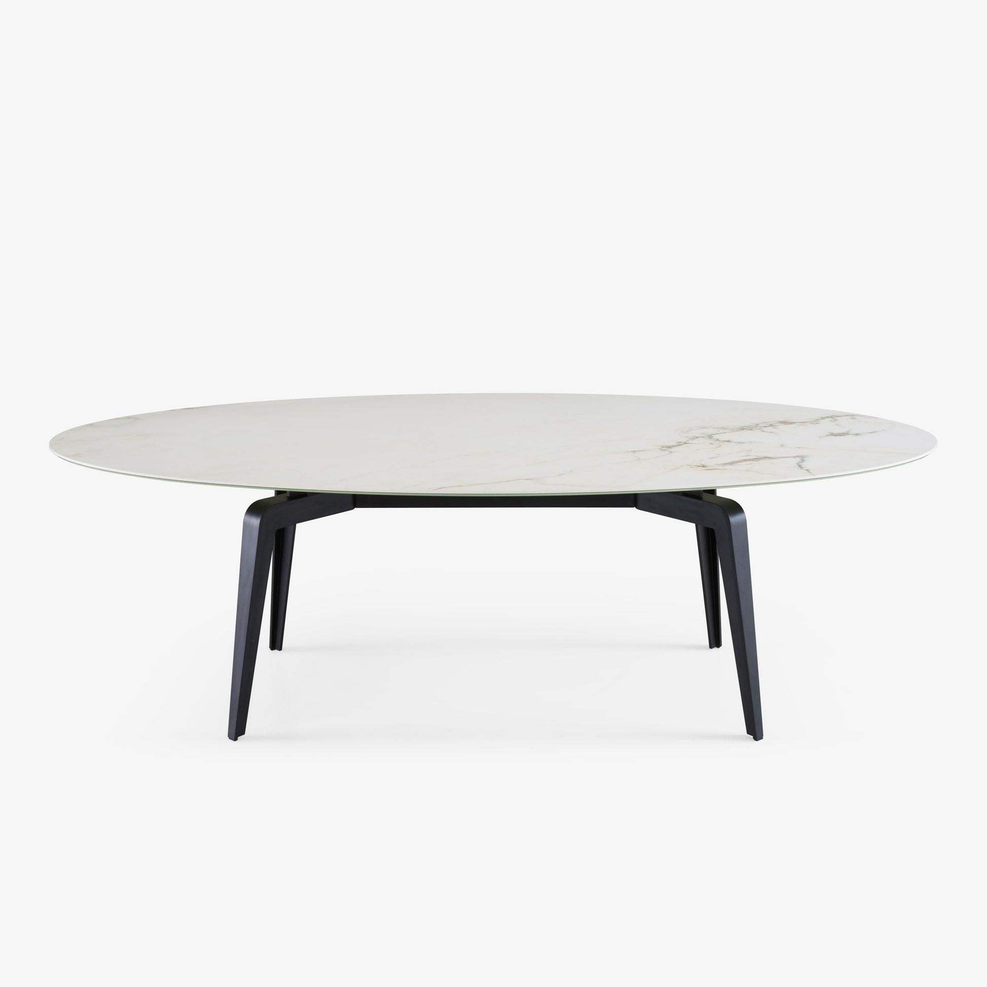 שולחן אוכל אובלי ODESSA עם בסיס שחור, מבית Ligne Roset