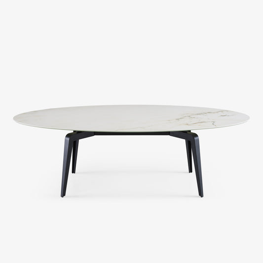 שולחן אוכל אובלי ODESSA עם בסיס שחור, מבית Ligne Roset
