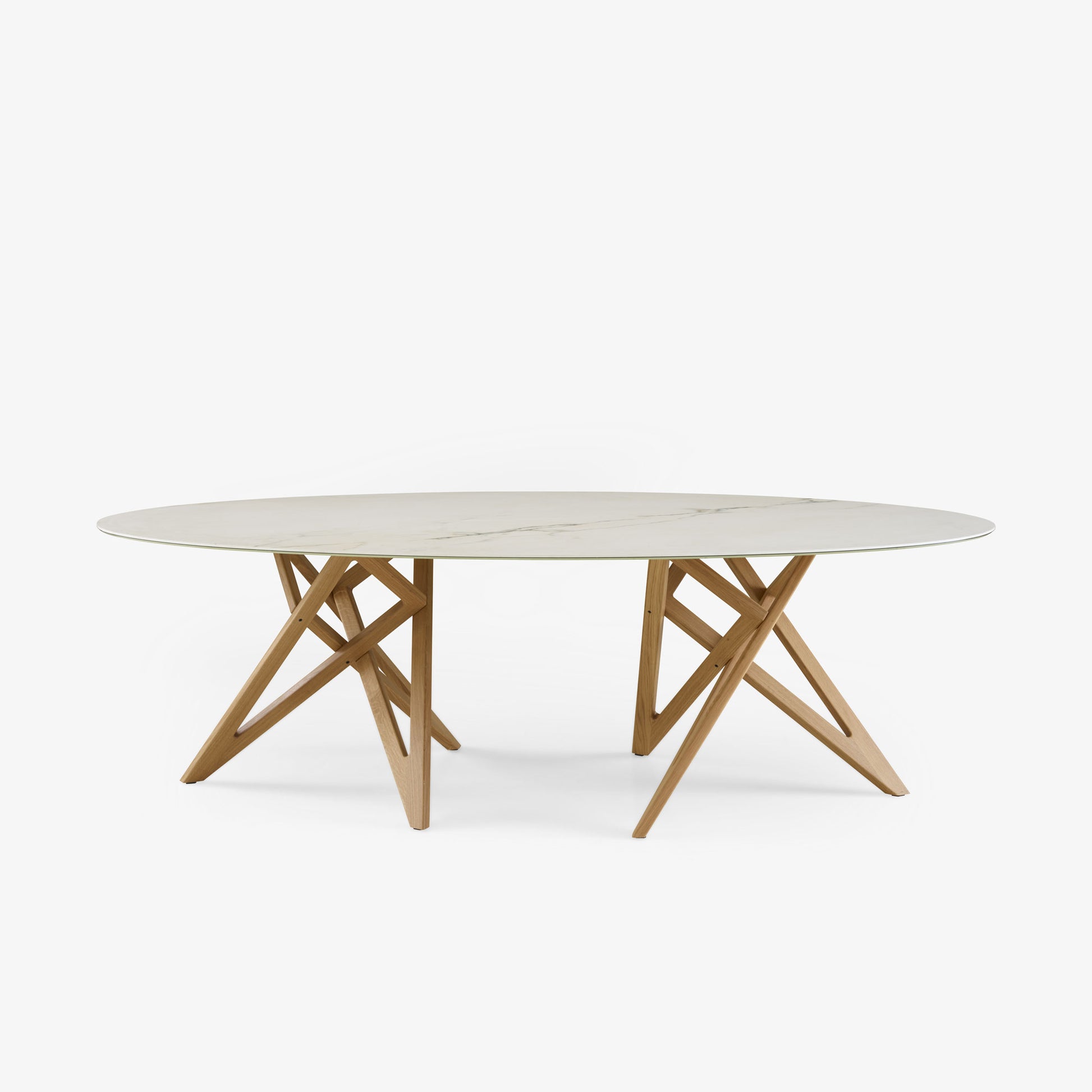 שולחן אוכל אובלי ENNÉA עם רגלי אלון, מבית Ligne Roset