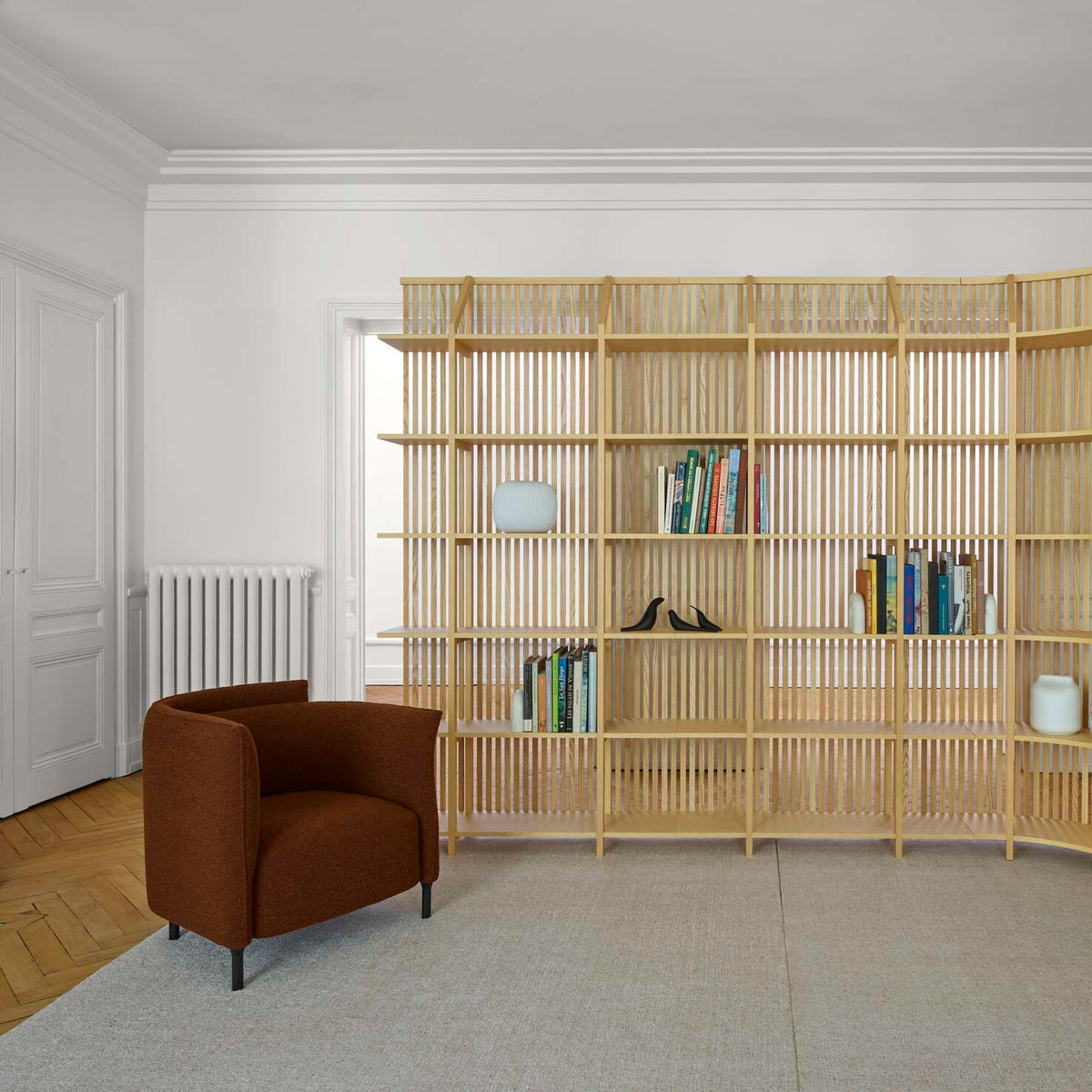 כורסת Hémicycle של Ligne Roset בחלל מעוצב