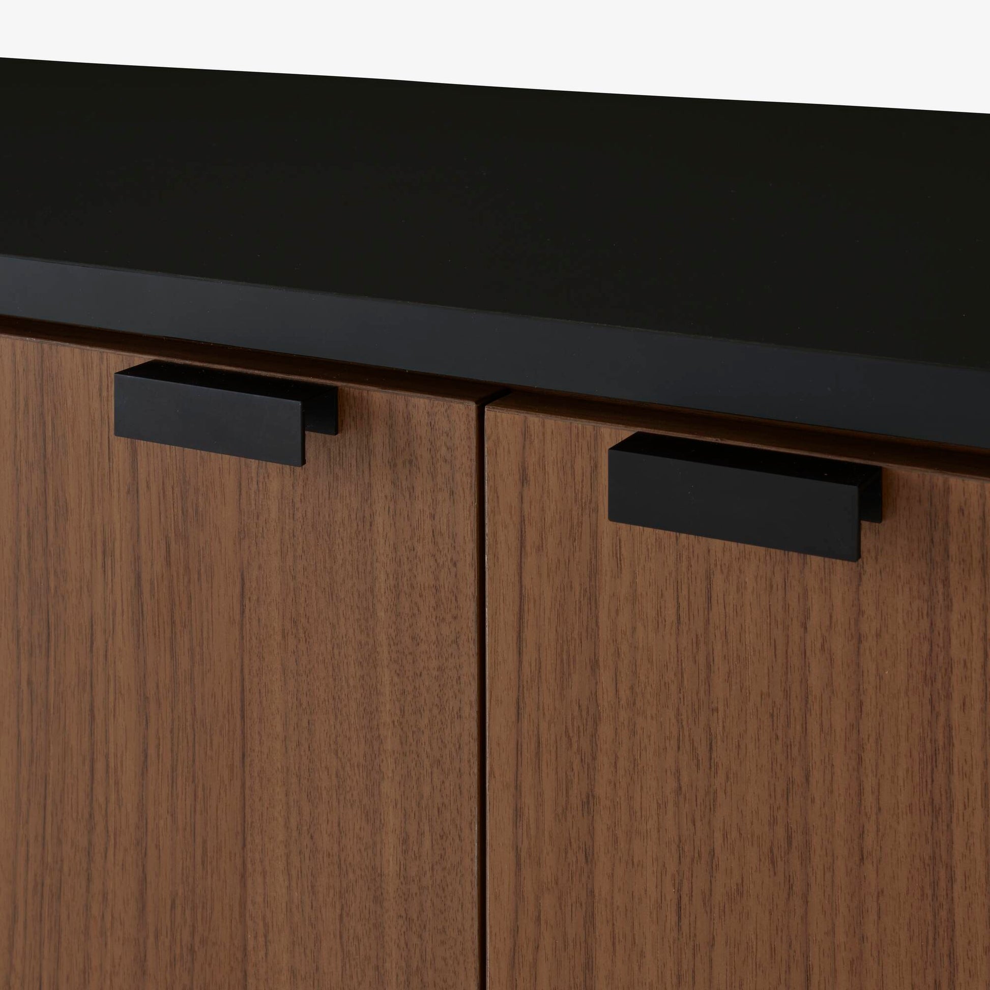 שידת TANIS מעץ אגוז עם משטח למינט Fenix, מבית Ligne Roset – תמונה 3