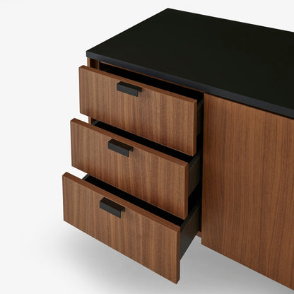 שידת TANIS מעץ אגוז עם משטח למינט Fenix, מבית Ligne Roset – תמונה 4