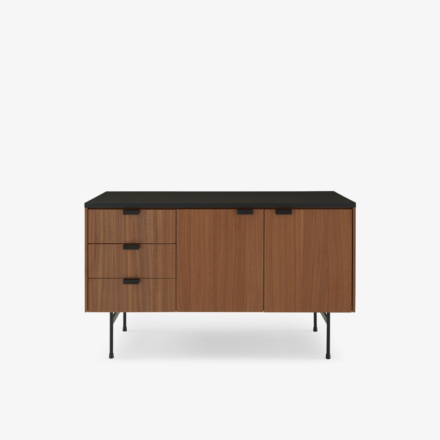 שידת TANIS מעץ אגוז עם משטח למינט Fenix, מבית Ligne Roset