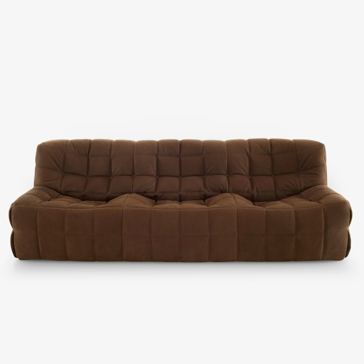 ספת KASHIMA מבית Ligne Roset בריפוד מרופד בגוון חום, על רקע לבן