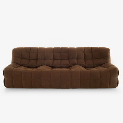 ספת KASHIMA מבית Ligne Roset בריפוד מרופד בגוון חום, על רקע לבן