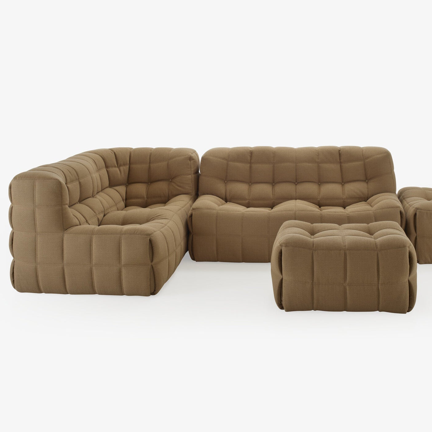 ספת Kashima של Ligne Roset מציעה פרשנות מודרנית לצ'סטרפילד הקלאסי, עם קווים רכים, נוחות עוטפת ועיצוב פיסולי המזמין להתרווח ולהירגע