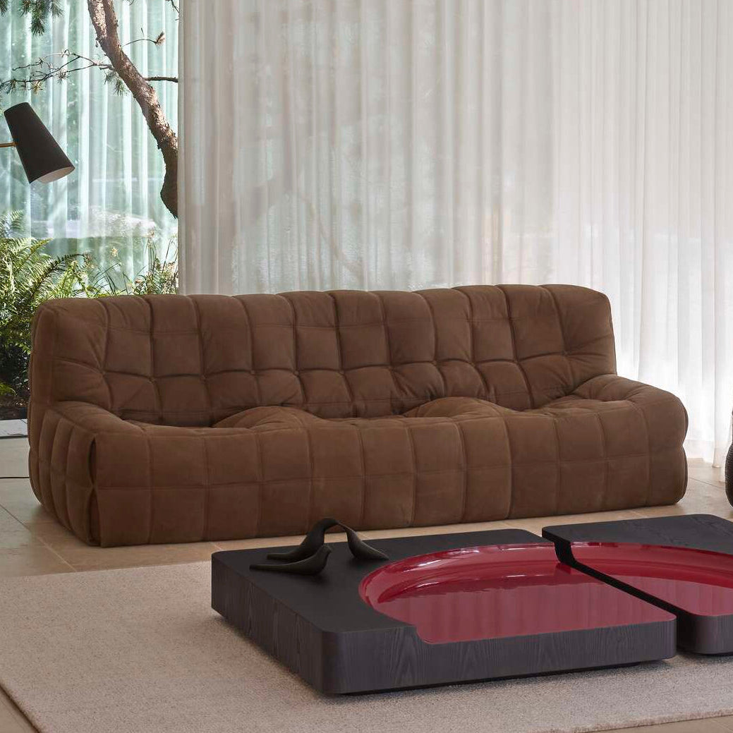 ספת Kashima של Ligne Roset מציעה פרשנות מודרנית לצ'סטרפילד הקלאסי, עם קווים רכים, נוחות עוטפת ועיצוב פיסולי המזמין להתרווח ולהירגע