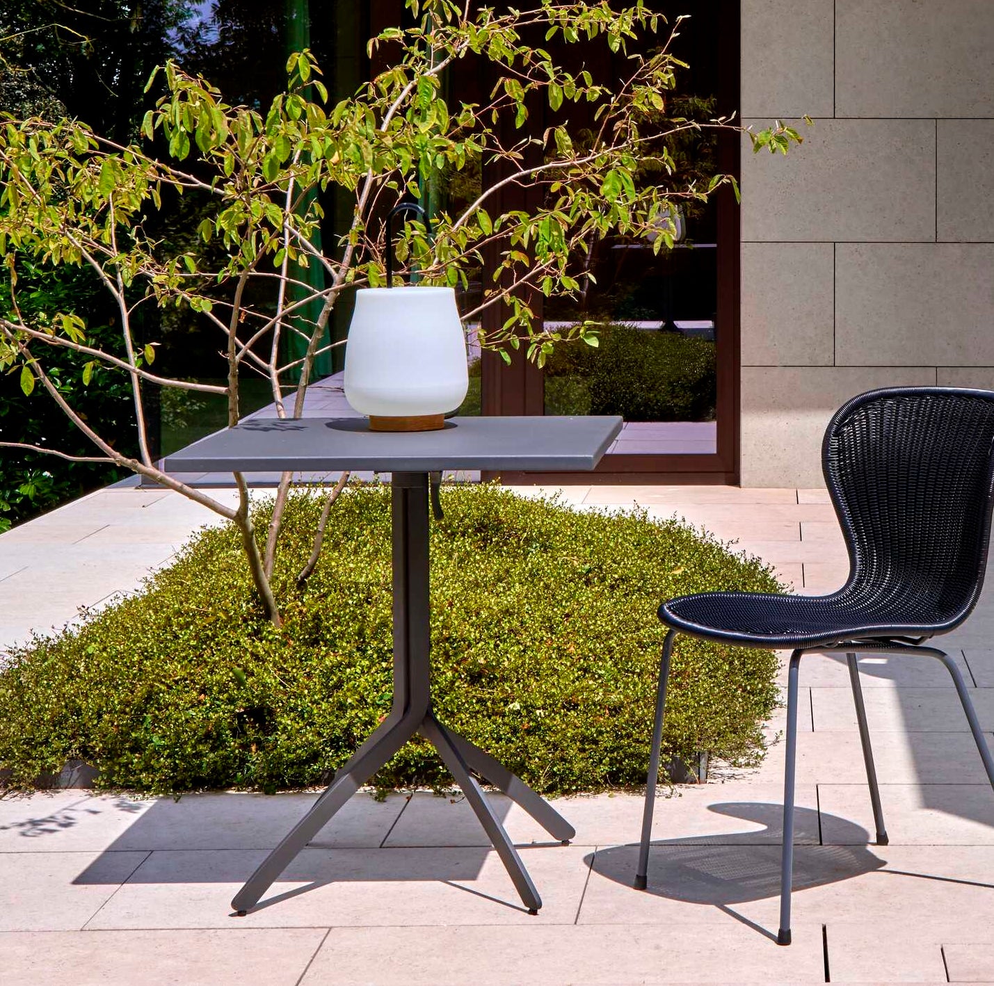 שולחן אוכל לחוץ NOOMI עם משטח מתקפל, מבית Ligne Roset – תמונה 2