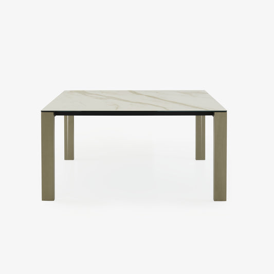 שולחן אוכל NAÎA מעץ אלון בגוון ברונזה, מבית Ligne Roset
