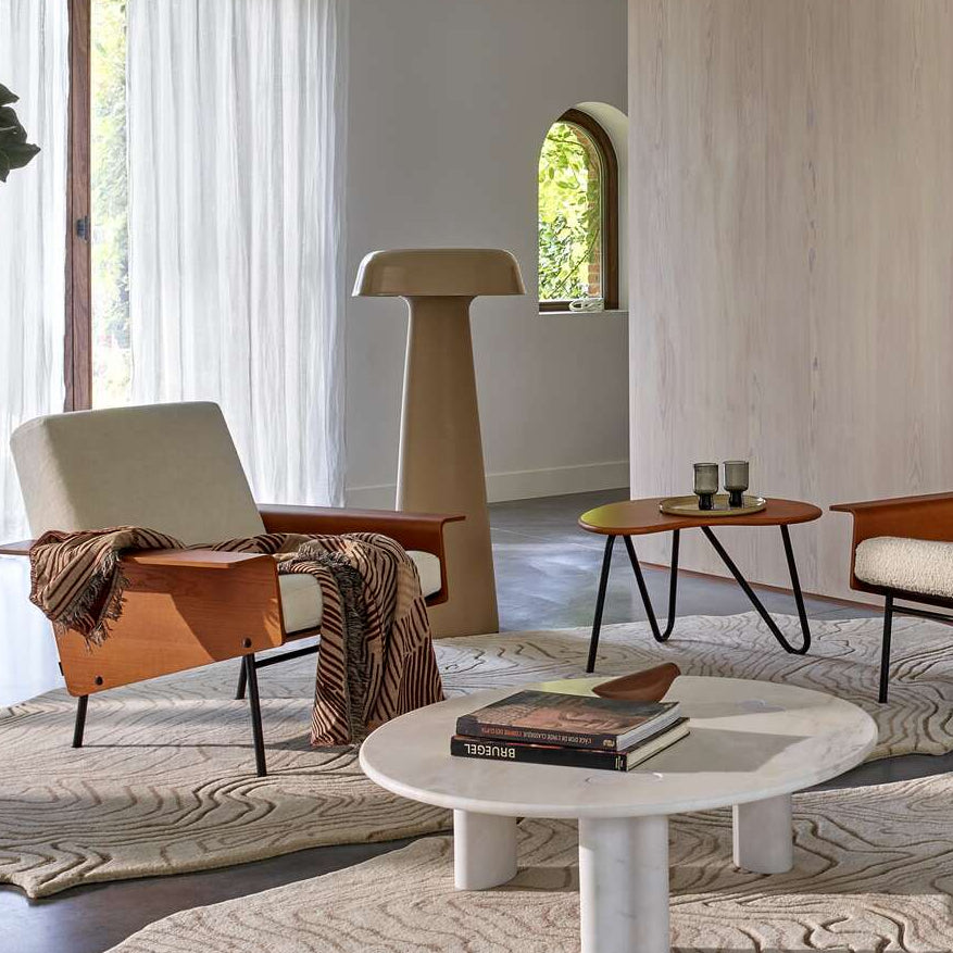 מנורת קריאה Shiitake של Ligne Roset בפינת ישיבה