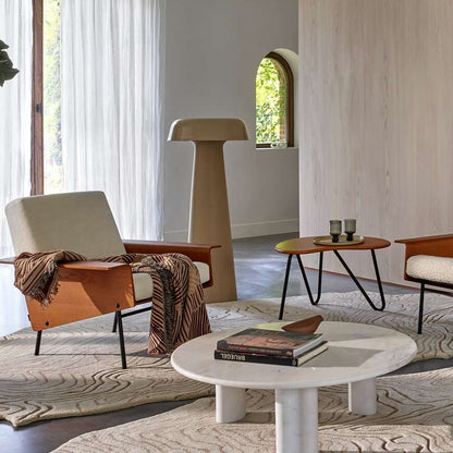 מנורת קריאה Shiitake של Ligne Roset בפינת ישיבה