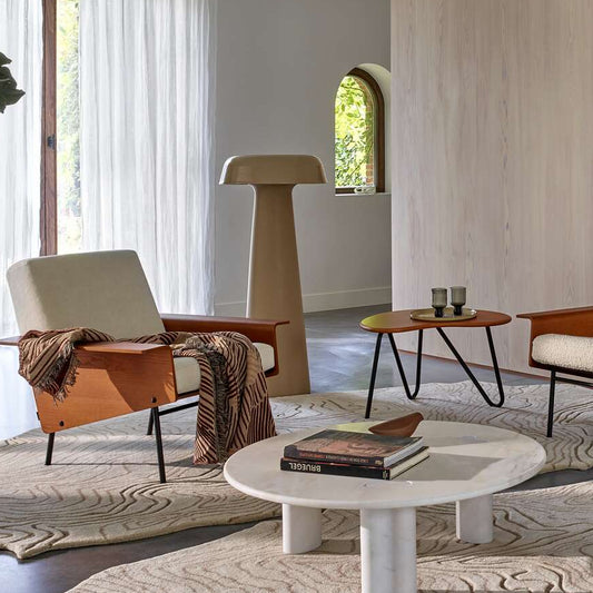 מנורת קריאה Shiitake של Ligne Roset בפינת ישיבה