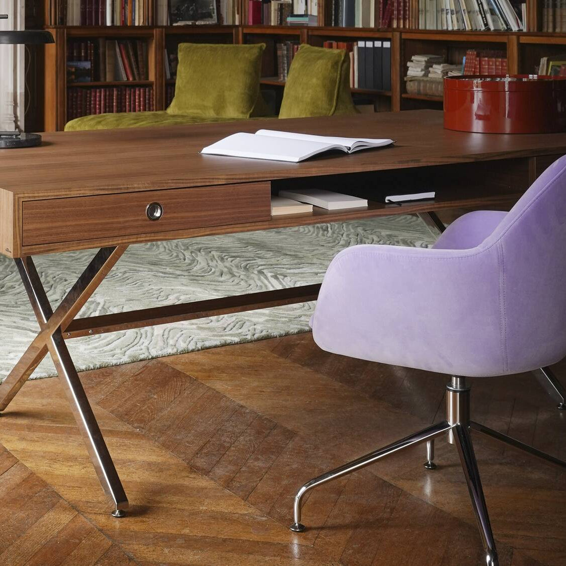 כסא Amédée של Ligne Roset בחדר עבודה