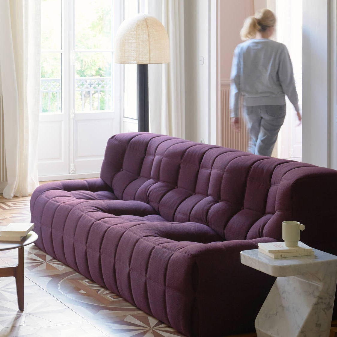 ספת Kashima של Ligne Roset מציעה פרשנות מודרנית לצ'סטרפילד הקלאסי, עם קווים רכים, נוחות עוטפת ועיצוב פיסולי המזמין להתרווח ולהירגע