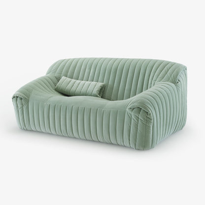 ספת Sandra של Ligne Roset היא פרשנות מחודשת לאייקון עיצובי, עם קווים רכים, נוחות יוצאת דופן וכריות תמיכה מותניות, המעניקות חוויית ישיבה מפנקת ועל-זמנית