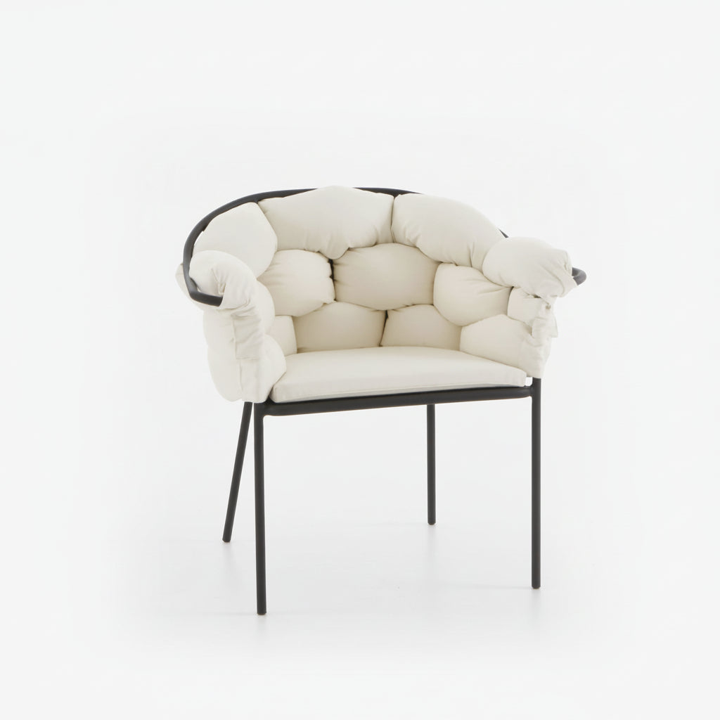 כסא SERPENTINE מודרני עם מושב ומשענת מרופדים בלבן, על רקע לבן