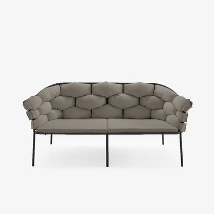 ספת SERPENTINE מבית Ligne Roset עם משענת מרופדת בלבן, על רקע לבן