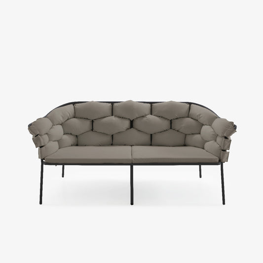 ספת SERPENTINE מבית Ligne Roset עם משענת מרופדת בלבן, על רקע לבן