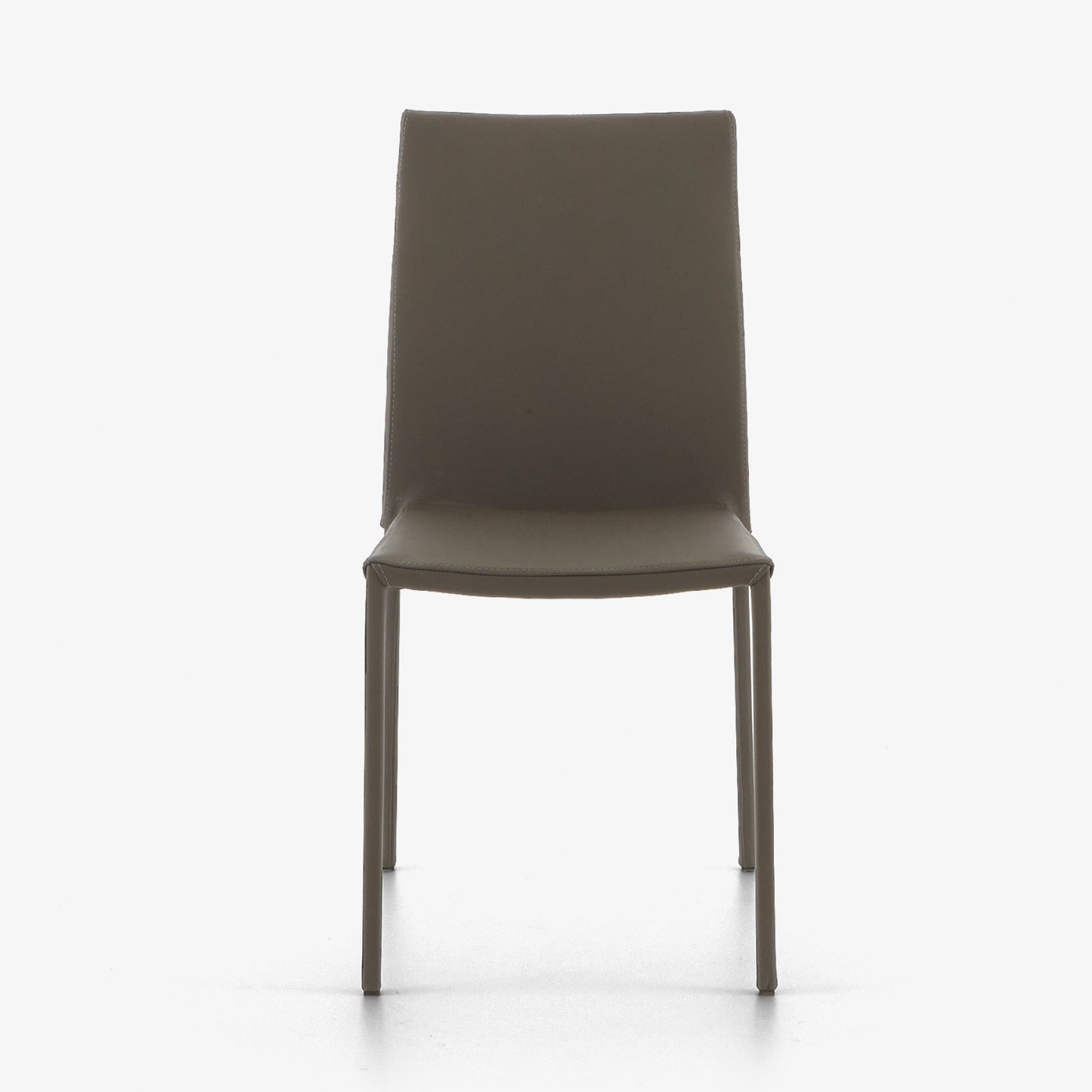 כסא SLIM מבית Ligne Roset בגוון חום, על רקע לבן