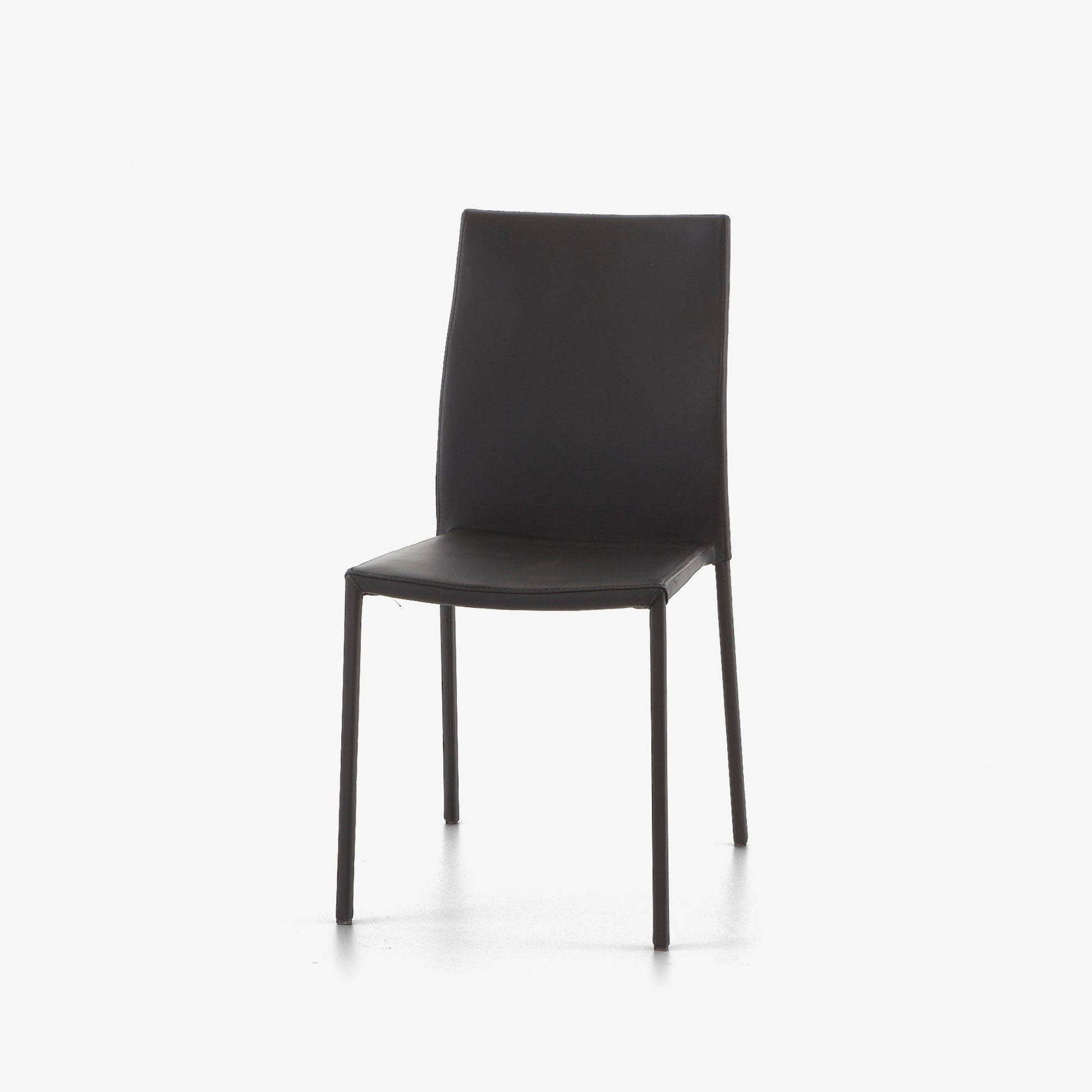כסא SLIM מבית Ligne Roset עם מסגרת פלדה דקה, על רקע לבן – תמונה נוספת
