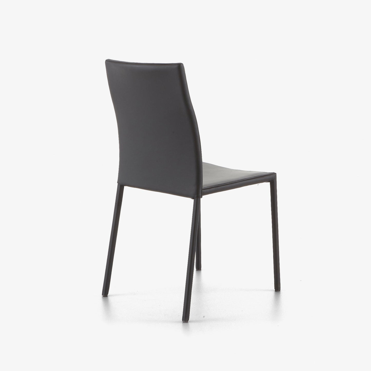 כסא SLIM מבית Ligne Roset עם מסגרת פלדה דקה, על רקע לבן – מבט נוסף