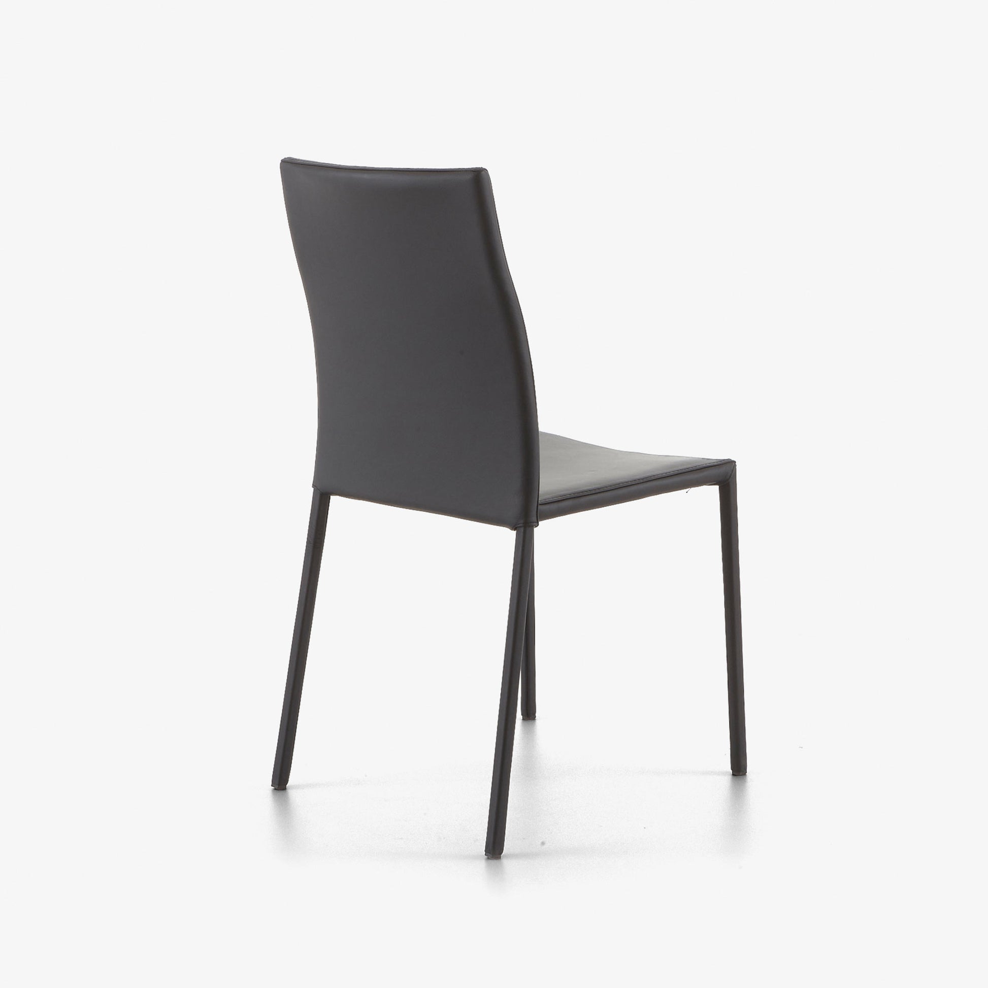 כסא SLIM מבית Ligne Roset עם מסגרת פלדה דקה, על רקע לבן – מבט נוסף