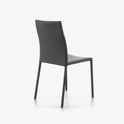 כסא SLIM מבית Ligne Roset עם מסגרת פלדה דקה, על רקע לבן – מבט נוסף