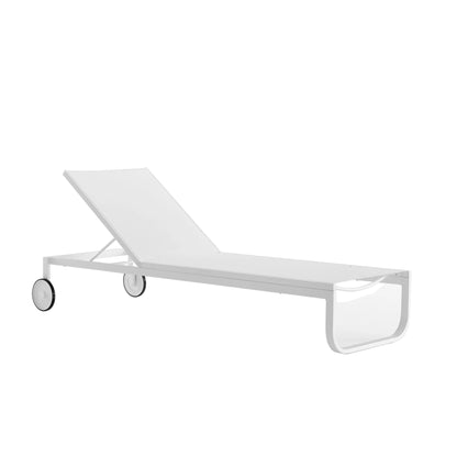 מיטת שיזוף LETTINO מבית Ligne Roset עם משענת מתכווננת ובד לבן לשימוש בחוץ