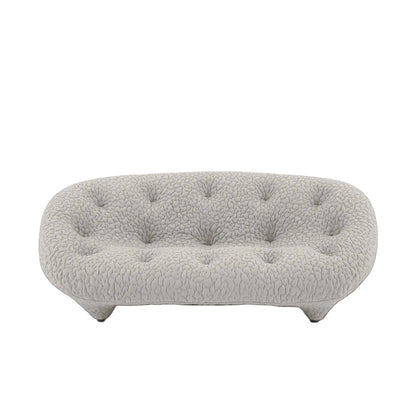 ספת PLOUM מבית Ligne Roset בריפוד מרקם אפור, על רקע לבן