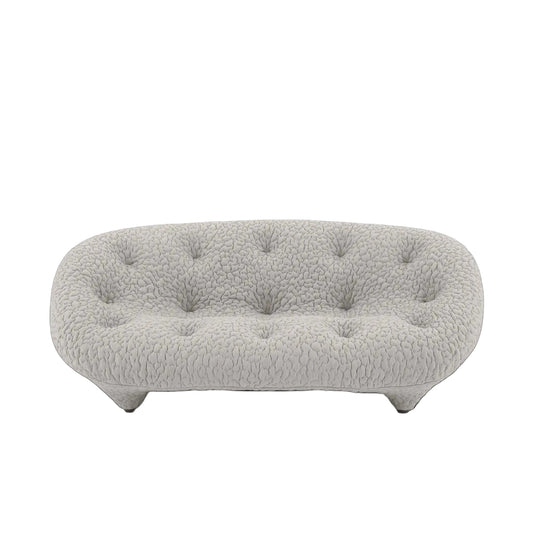 ספת PLOUM מבית Ligne Roset בריפוד מרקם אפור, על רקע לבן