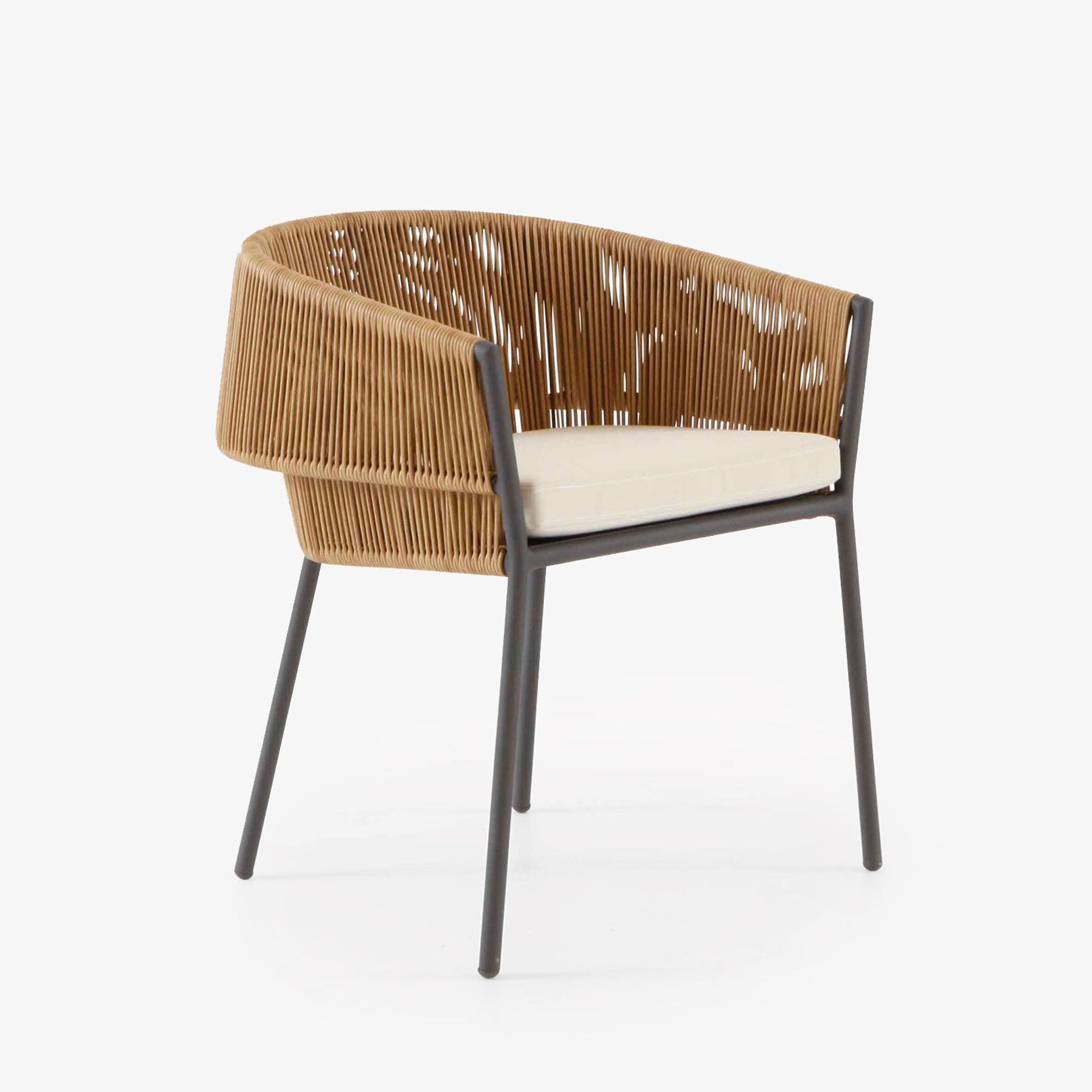 כורסת LAPEL מבית Ligne Roset עם משענת קלועה ומסגרת אלומיניום, מיועדת לשימוש בחוץ