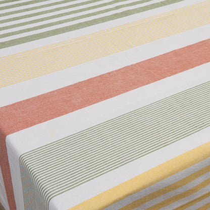 מפת שולחן בפסים בגווני אדום, צהוב, ירוק ולבן, על רקע לבן