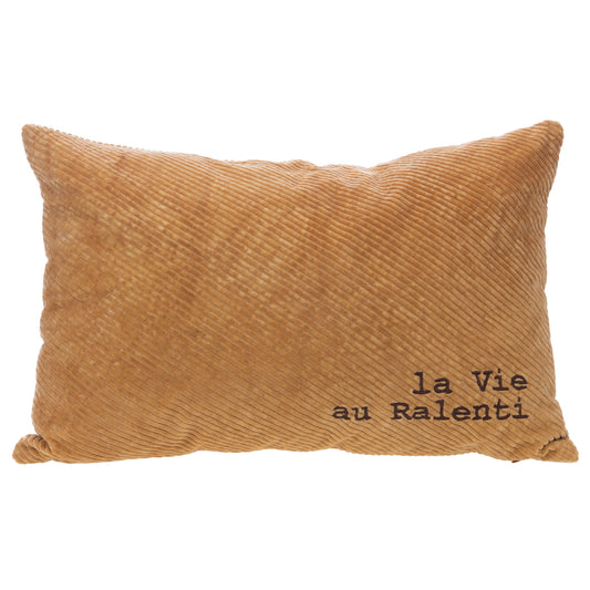 כרית נוי חומה עם הכיתוב la Vie au Ralenti, על רקע לבן