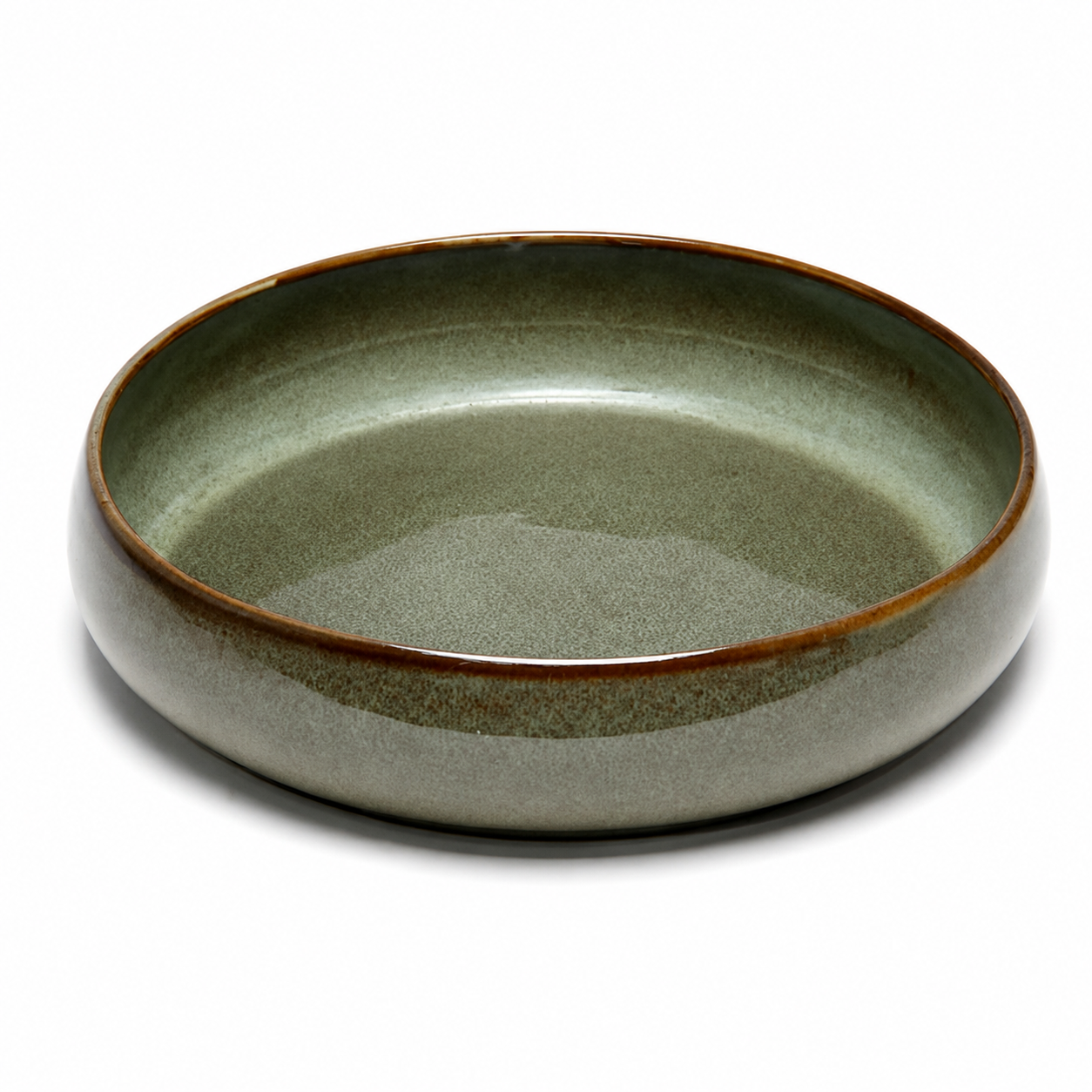קערת הגשה עגולה מקרמיקת Stone Ware בגוון ירוק זית עם שפה חומה, בקוטר 32 סמ