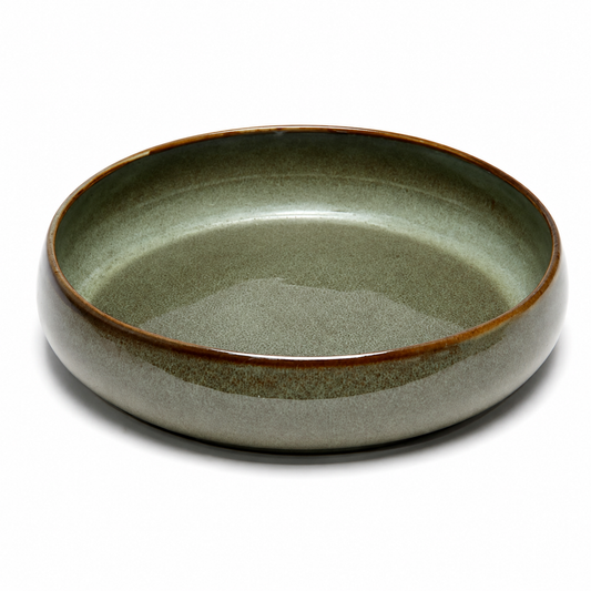 קערת הגשה עגולה מקרמיקת Stone Ware בגוון ירוק זית עם שפה חומה, בקוטר 32 סמ