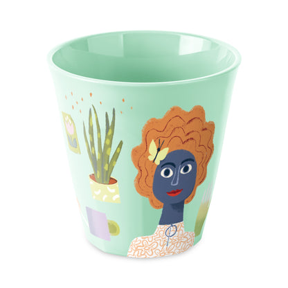 כוס Nora Sisters Grow בגוון ירוק מרווה עם איור דמות אשה, על רקע לבן
