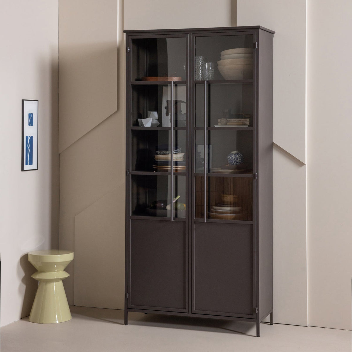 תמונת אווירה: ויטרינת Exhibit XL בשתי דלתות בגוון חום כהה בחלל מעוצב