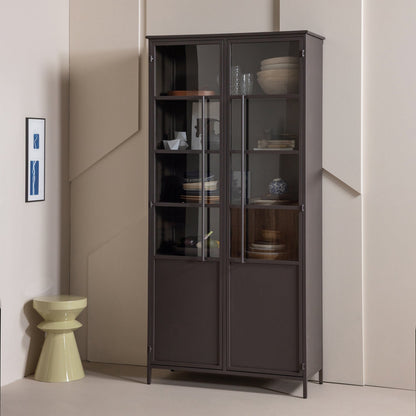תמונת אווירה: ויטרינת Exhibit XL בשתי דלתות בגוון חום כהה בחלל מעוצב