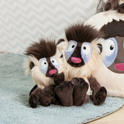 בובות Wild Friends של NICI ליד אוהל משחק בחדר ילדים, תמונת אווירה