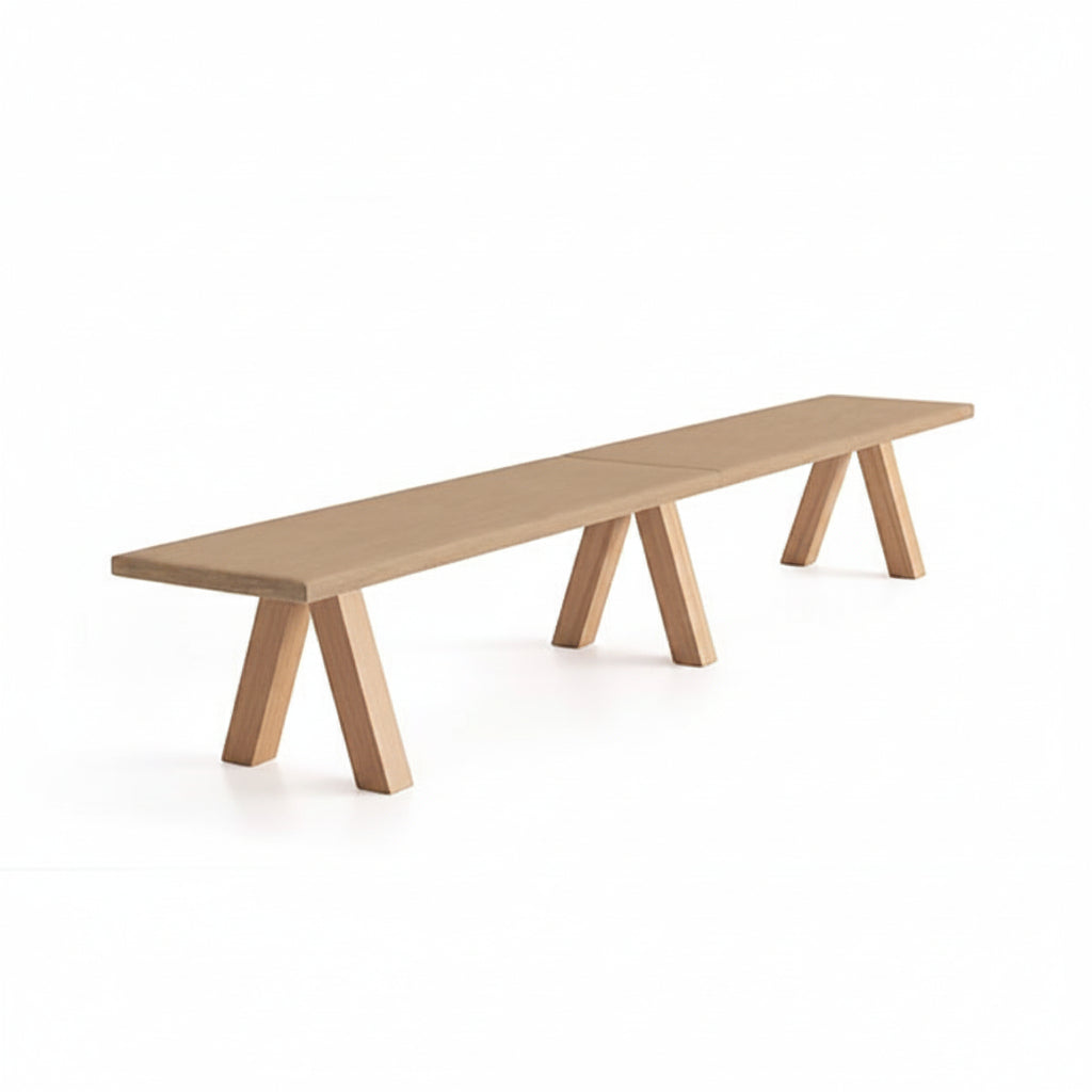 ספסל Trestle מעץ אלון טבעי בהיר, עם מושב מלבני ושלוש רגליים משופעות בצורת A, על רקע לבן