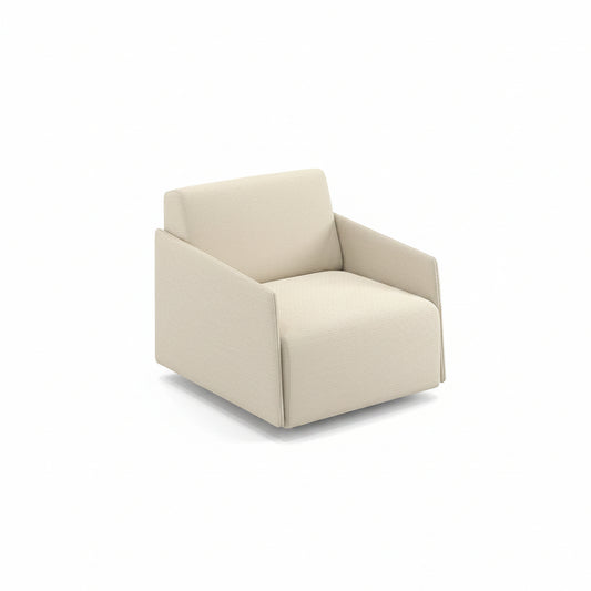 כורסת Sistema Floor Lounge נמוכה מרופדת בבד מחוספס בגוון שמנת, מבט משלוש רבעים על רקע לבן