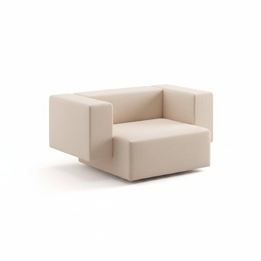 כורסת Step Lounge נמוכה בעיצוב מסיבי, מרופדת בבד מחוספס בגוון בז' בהיר, על רקע לבן